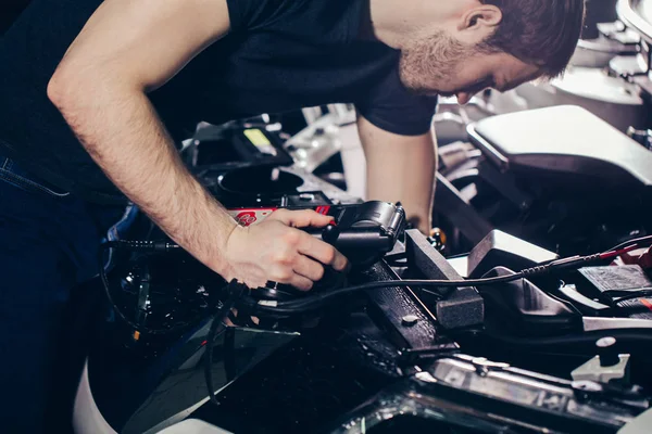 Collaudo meccanico impianto elettrico su automobile — Foto Stock