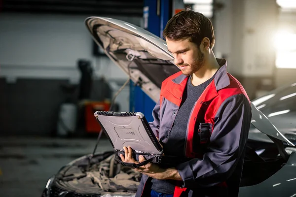 Mechanic Examining Car Engine With Help Of Laptop — Stock Photo, Image