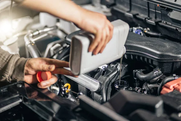 Olie op de motor van de auto, close-up gieten — Stockfoto