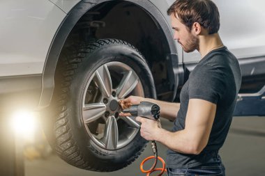 otomatik mekanik değişen araba tekerleği tamir garaj