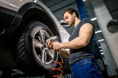 otomatik mekanik değişen araba tekerleği tamir garaj