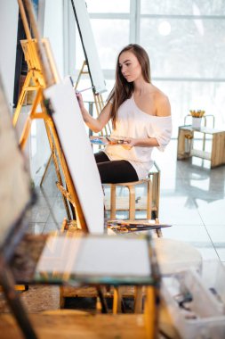 Genç ressam üreten kadın Resim Sanat Atölyesi