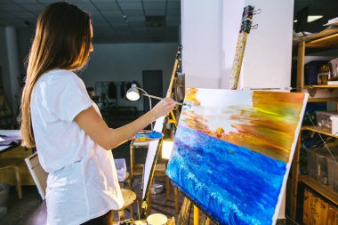 Kadın sanatçı resmini şövale onun atölyesinde yağlı boya ile resim