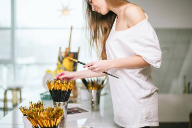 Onun stüdyo sanat dersi için hazırlarken doğal güzellik öğretmen ressam