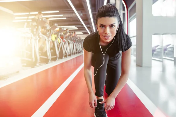 Chica en forma para hacer cordones en el gimnasio de fitness antes de hacer ejercicio — Foto de Stock