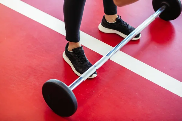 Kadınlar spor salonunda ayaklarını yere basar. — Stok fotoğraf