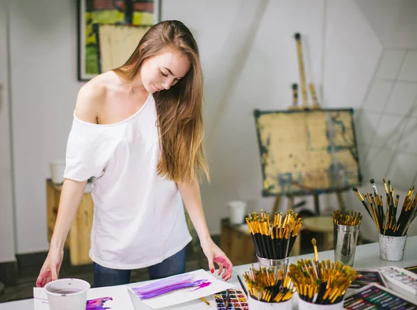 Onun stüdyo sanat dersi için hazırlarken doğal güzellik öğretmen ressam — Stok fotoğraf