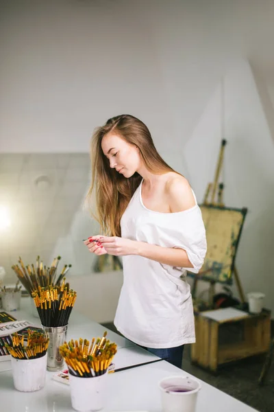 Pittore insegnante di bellezza naturale nel suo studio di preparazione ad una classe d'arte — Foto Stock