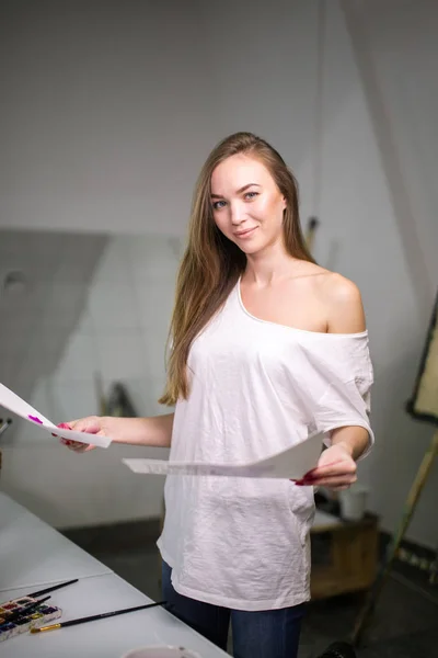 Natural beauty teacher painter in her studio preparing to an art class — Stock Photo, Image