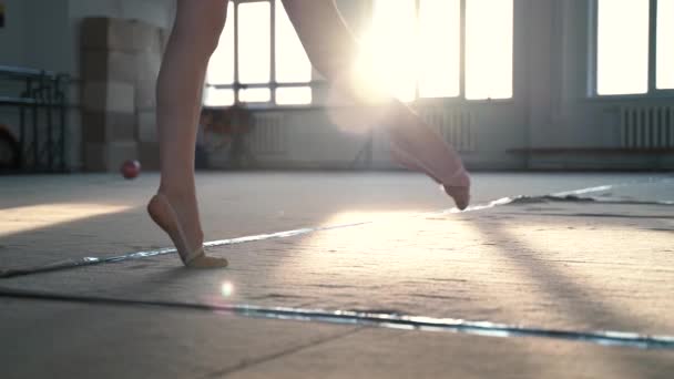 Long legs of female gymnast — Stock Video