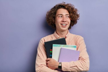 Alıştırma kitaplarını tutan kişi