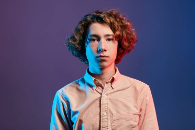 Disko kulübündeki genç kızıl saçlı çocuk.