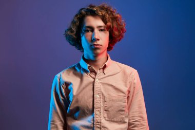 Disko kulübündeki genç kızıl saçlı çocuk.