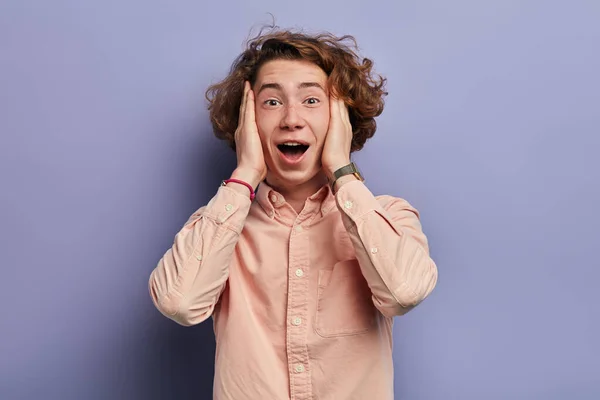 Jovem estudante mostrando emoções — Fotografia de Stock