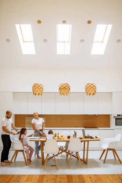 Beyaz mutfakta dört kişilik beyaz bir aile ve güzel bir iç mekan. — Stok fotoğraf