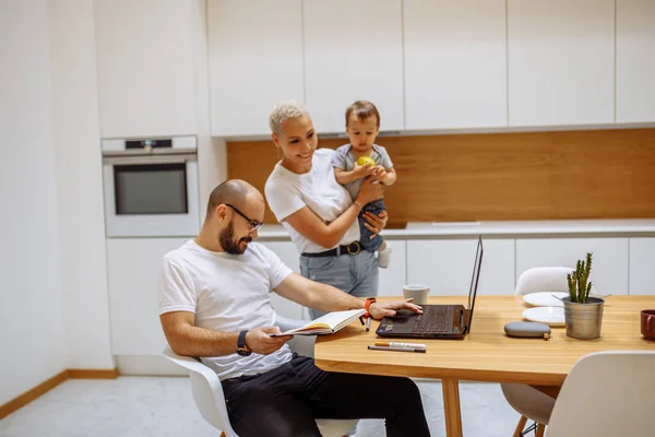 Famille utilisant des gadgets, père travaillant à la maison — Photo