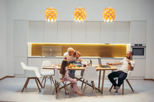 Rodina, rodiče a děti v kuchyni u stolu — Stock fotografie