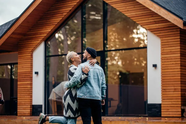 Feliz jovem casal olhar para sua casa — Fotografia de Stock
