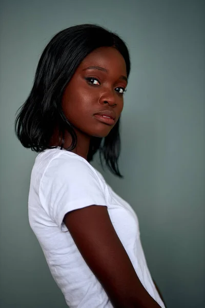 Portrét krásné černošky dívka izolované přes šedé pozadí — Stock fotografie