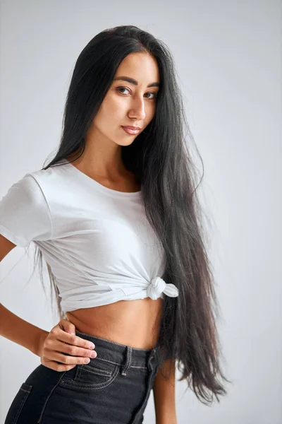 Portret pięknej brunetki z długimi włosami odizolowany — Zdjęcie stockowe
