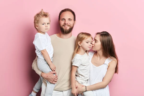 Gelukkig vriendelijke familie en hun kind poseren voor de camera — Stockfoto