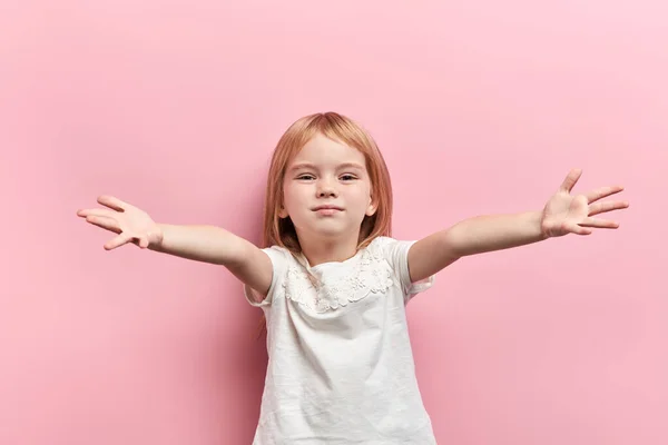 Mooi aantrekkelijk meisje is knuffelen haar gasten — Stockfoto