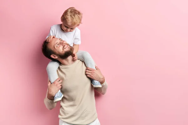 Jonge vader hebben leuke tijd met zijn zoon — Stockfoto