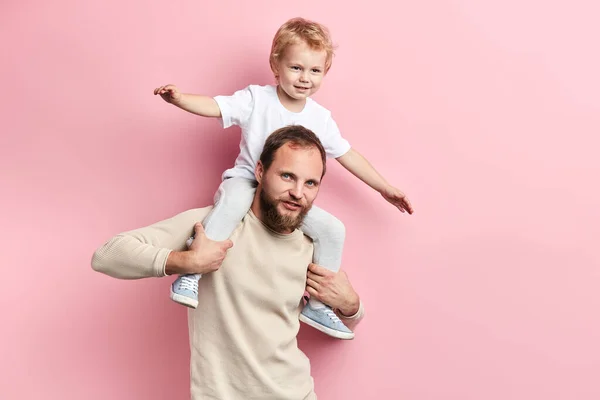Bebaarde man tilt zijn zoon, het hebben van grote tijd — Stockfoto