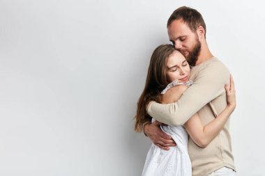 Erkek, ciddi sorunları olduğu için kız arkadaşına destek oluyor.