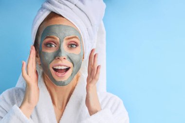Doğal güzellik. Genç kadın maske kullanıyor