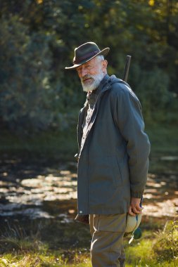 Sonbahar ormanlarında tek başına avlanan kıdemli insan avcısı.