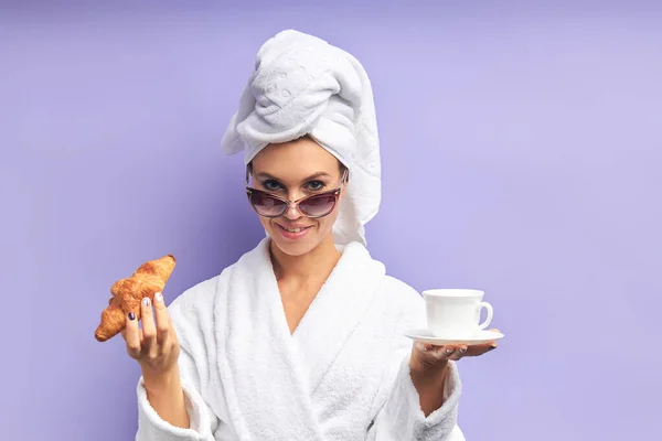 Potret wanita muda dalam mantel mandi dengan secangkir teh, konsep relaksasi — Stok Foto