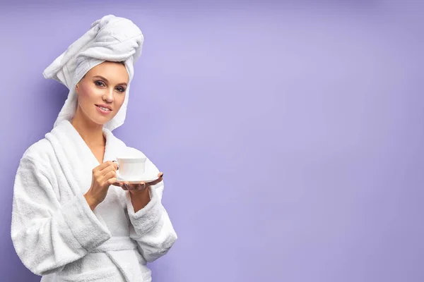 泡茶时穿着浴衣的微笑女人的画像，放松的概念 — 图库照片