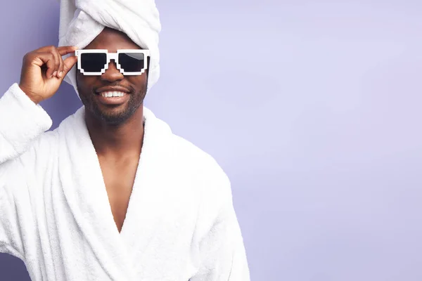 Fajny przystojny czarny mężczyzna w białym ręczniku, szlafroku i okularach przeciwsłonecznych — Zdjęcie stockowe