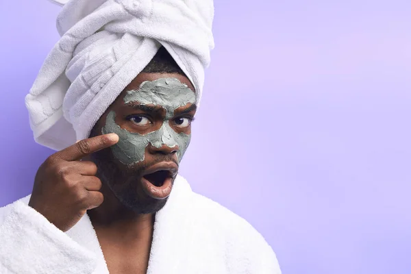 Retrato de belleza del hombre africano divertido de pie aislado sobre fondo púrpura en máscara de belleza — Foto de Stock
