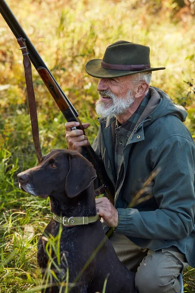Hunter med hund söker byte — Stockfoto
