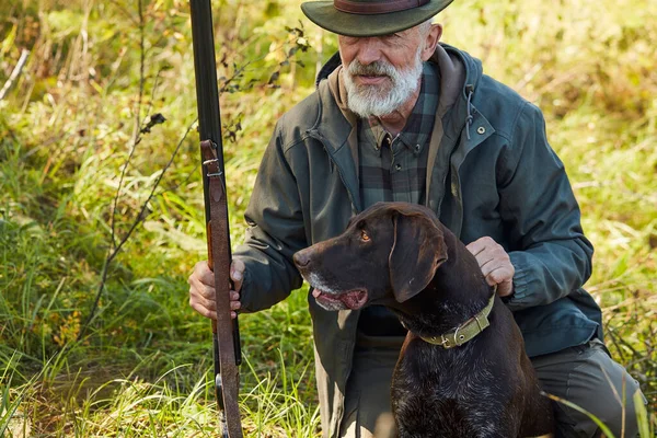 Hunter met hond zoekende prooi — Stockfoto