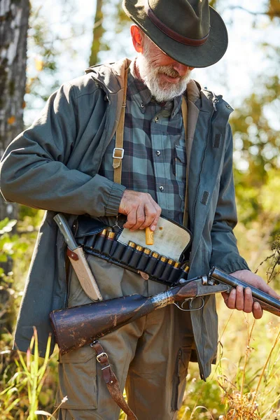 Hunter man ladda om patronen — Stockfoto