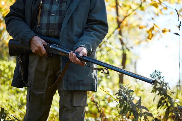 Cropped hunter man holding gun — Stock Photo, Image