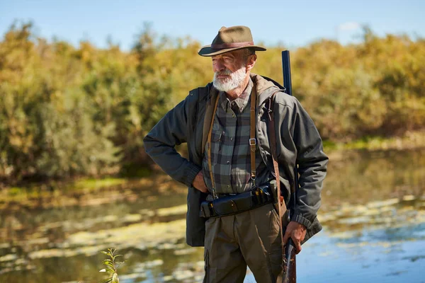 Chasseur senior sur les canards sur le lac — Photo