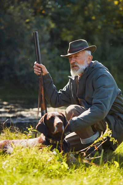 Beau barbu actif homme remarqué proie dans la chasse — Photo