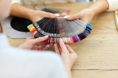 Sağ tırnak rengi seçiliyor