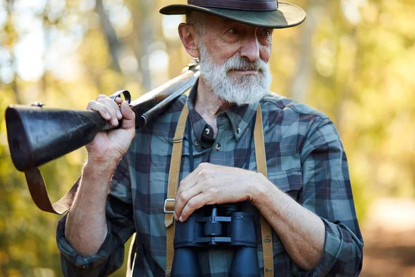 Jakt på vilda djur, jägare med pistol på axlarna — Stockfoto