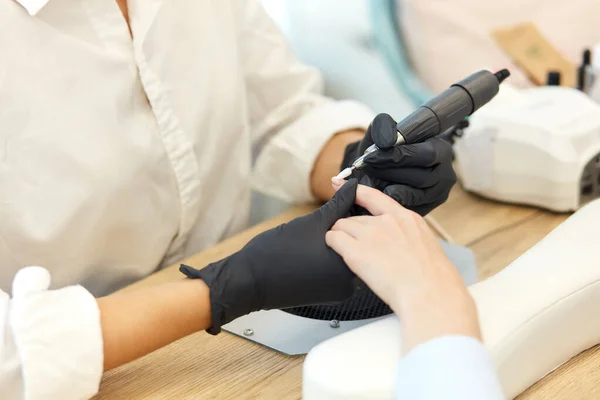 Mechaniczny manicure paznokci. Kobiece dłonie zbliżenie — Zdjęcie stockowe