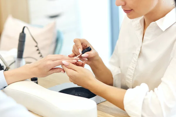 Dibujo maestro de uñas Hermosas uñas con esmalte de uñas beige —  Fotos de Stock