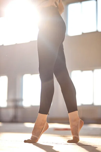Longues jambes de gymnaste féminine — Photo