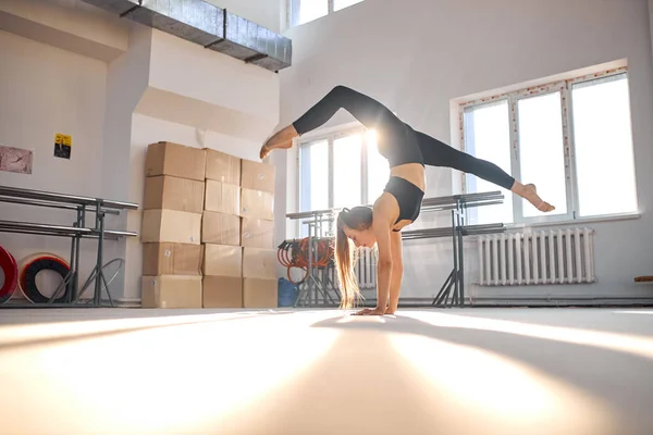 Working out of young beautiful art gymnast — Stock Photo, Image