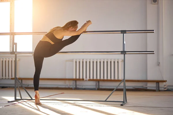 Porträtt av ung gymnastutbildning för tävling — Stockfoto