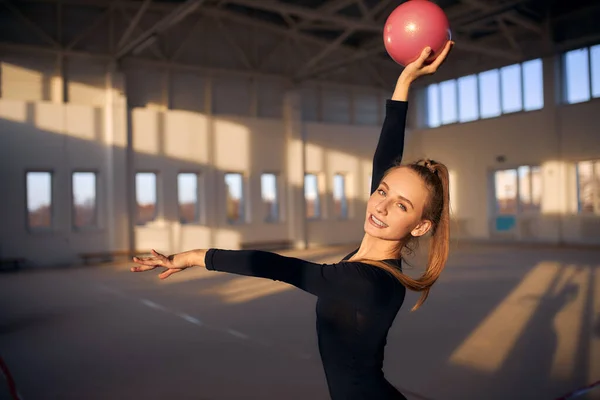 Близкий вид очаровательной гимнастки с мячом — стоковое фото