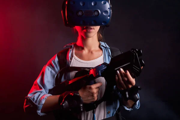 Weibchen spielen VR-Shooter mit Virtual-Reality-Waffe und Brille — Stockfoto